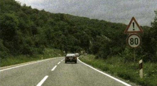 Slika uz pitanje: Kako vozač tijekom vožnje treba postupiti u situaciji kao na slici?