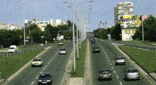 Slika uz pitanje: Zašto vozači za kretanje vozila mogu koristiti prometnu traku koja se ne prostire uz desni rub kolničke trake u situaciji kao na slici?