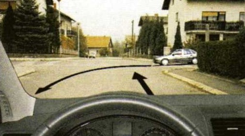 Slika uz pitanje: Zbog čega ste dužni u situaciji kao na slici propustiti sivo vozilo?