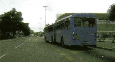 Slika uz pitanje: Kako ćete postupiti, u situaciji kao na slici, prema autobusu koji se uključuje sa stajališta u promet?