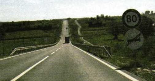 Slika uz pitanje: Smije li vozač vozilom pretjecati u situaciji kao na slici?