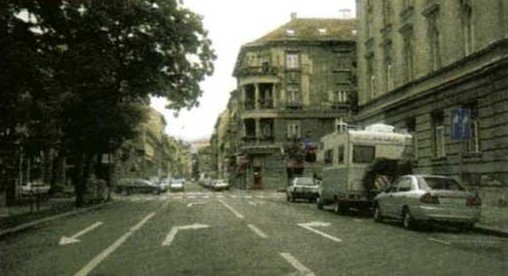 Slika uz pitanje: Koliko kolničkih traka ima cesta u situaciji kao na slici?