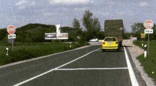 Slika uz pitanje: Na što vozaču ukazuju prometni znakovi kao na slici?