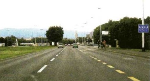 Slika uz pitanje: Što označuje prometna površina desno od žute isprekidane crte?