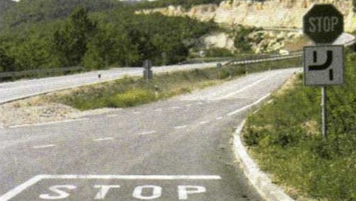 Slika uz pitanje: Kako ćete kao vozač vozila postupiti u situaciji kao na slici?