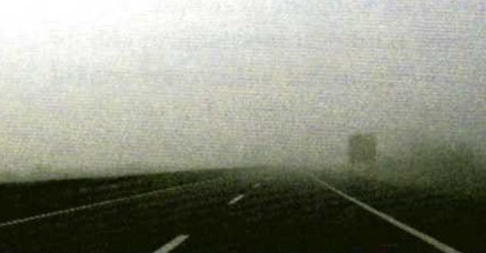 Slika uz pitanje: Na koje opasnosti treba računati tijekom vožnje u situaciji kao na slici?