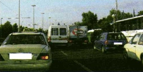 Slika uz pitanje: Kako se morate ponašati u susretu s vozilima s pravom prednosti prolaska?