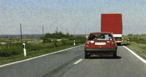 Slika uz pitanje: Kako ćete postupiti kada namjeravate pretjecati u situaciji kao na slici?