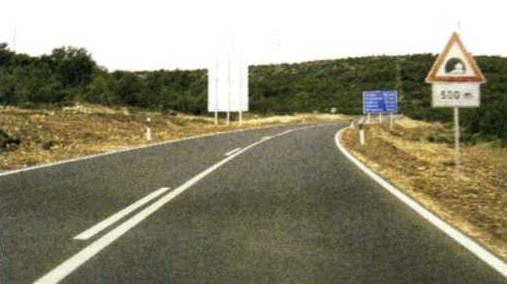 Slika uz pitanje: Na koju opasnost ukazuje prometni znak s dopunskom pločom na slici?