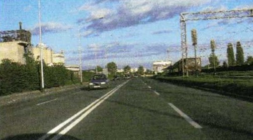 Slika uz pitanje: Vozite cestom u situaciji kao na slici. Što ne smijete činiti svojim vozilom?