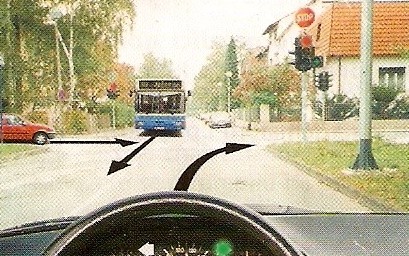 Slika uz pitanje: Kako ćete postupiti u situaciji kao na slici? Na semaforu je upaljena dopunska strelica.