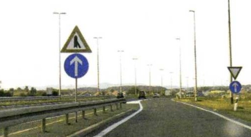 Slika uz pitanje: Uključujete se na autocestu u situaciji kao na slici? Kako ćete postupiti?