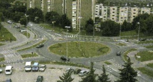 Slika uz pitanje: Koje su moguće opasnosti za vrijeme vožnje raskrižjem s kružnim tokom prometa s dvije prometne trake?
