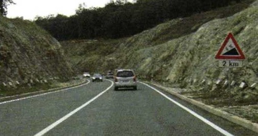 Slika uz pitanje: Kako treba postupiti vozač u vožnji po uzbrdici?