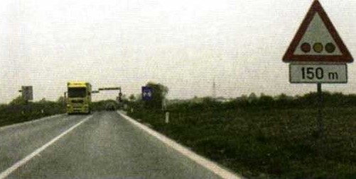 Slika uz pitanje: Na što vozača upozorava prometni znak na slici?