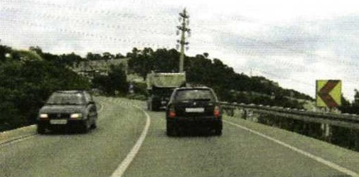 Slika uz pitanje: Što se na cesti označuje pločom kao na slici?
