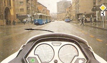 Slika uz pitanje: Kako ćete postupiti na ovom raskrižju?
