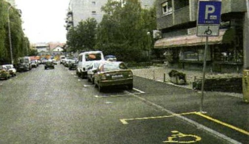 Slika uz pitanje: Smije li se zaustavljati ili parkirati vozilo na mjestima u situaciji kao na slici?