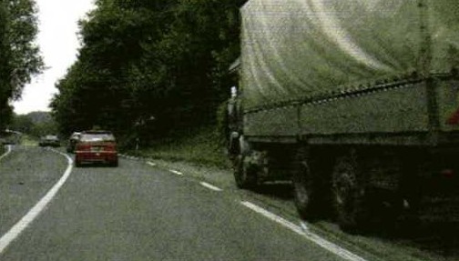 Slika uz pitanje: Do čega može dovesti kretanje vozilom na cesti izvan naselja brzinom manjom od najmanje dopuštene?