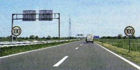 Slika uz pitanje: Kojom najvećom dopuštenom brzinom smijete voziti brzom cestom u situaciji kao na slici?