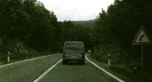 Slika uz pitanje: Zbog čega ne smijete pretjecati vozilo u situaciji kao na slici?