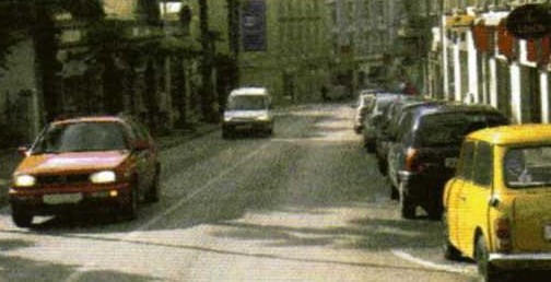 Slika uz pitanje: Kojom se brzinom smije voziti u naselju u situaciji kao na slici?