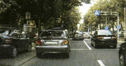 Slika uz pitanje: Kako se vozač mora ponašati tijekom vožnje u koloni, u situaciji kao na slici?