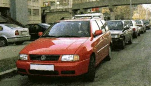 Slika uz pitanje: U koju kategoriju vozila pripada crveno vozilo na slici?