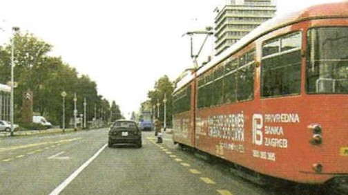 Slika uz pitanje: Vozite cestom u naselju brzinom 50 km na sat u situaciji kao na slici. O čemu morate voditi računa?