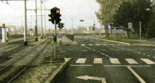 Slika uz pitanje: Kako ćete postupiti u situaciji kao na slici ako namjeravate skrenuti ulijevo kad dođete do semafora?