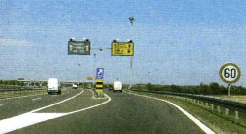 Slika uz pitanje: Što najčešće dovodi do pogrešne procjene brzine tijekom vožnje u situaciji kao na slici?