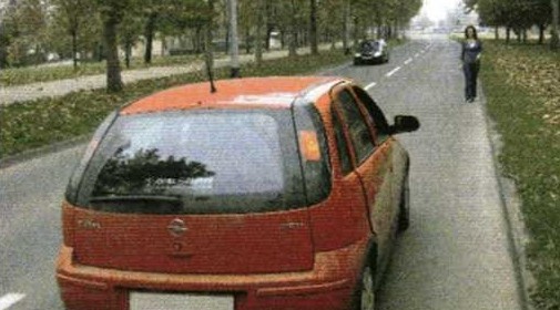 Slika uz pitanje: Vozite cestom u situaciji kao na slici. Kako ćete postupiti?