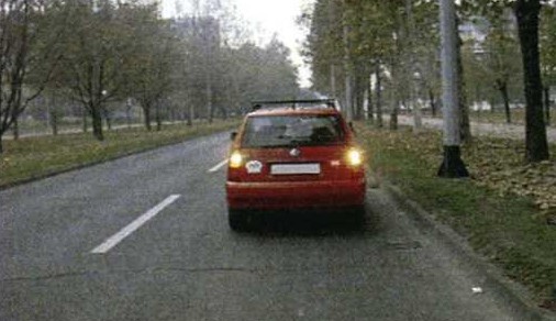Slika uz pitanje: Vozač vozila ispred ima uključene sve pokazivače smjera. Što to može značiti?