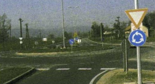 Slika uz pitanje: Kako ćete postupiti pri ulasku vozilom u kružni tok prometa u situaciji kao na slici?