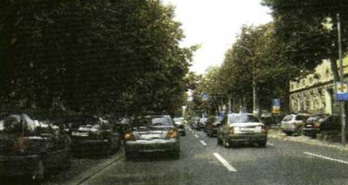 Slika uz pitanje: Koliki razmak od vozila ispred za vožnje u kolonama u gradu morate održavati?