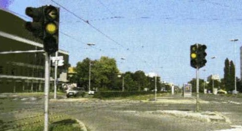 Slika uz pitanje: Što za vozača znači istovremeno upaljeno crveno i žuto svjetlo na semaforu?