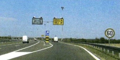 Slika uz pitanje: Kako vozač treba postupiti tijekom vožnje u situaciji kao na slici?