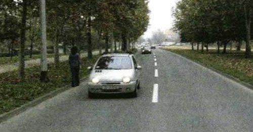 Slika uz pitanje: Vozite cestom u situaciji kao na slici. Kako ćete postupiti?