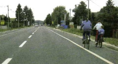 Slika uz pitanje: Vozite automobil cestom u situaciji kao na slici. Kako ćete postupiti?