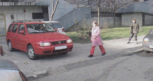 Slika uz pitanje: Namjeravate se vozilom uključiti u promet u situaciji kao na slici? Kako ćete postupiti?