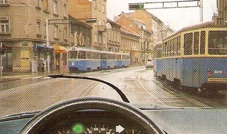 Slika uz pitanje: Kako ćete postupiti na ovom raskrižju?