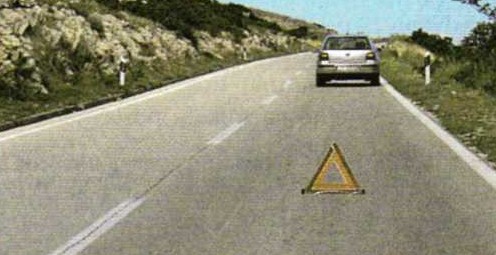 Slika uz pitanje: Kada je vozač dužan obilježiti svoje vozilo posebnim znakom za označavanje vozila zaustavljenog na kolniku sigurnosni trokut u situaciji kao na slici?