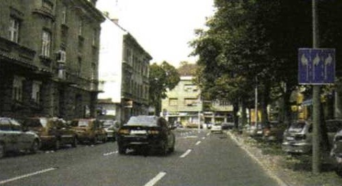 Slika uz pitanje: Kako vozač, u situaciji kao na slici, može skrenuti u desno?