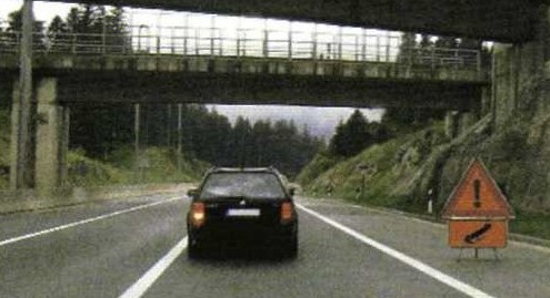 Slika uz pitanje: Kako ćete postupiti tijekom vožnje u situaciji kao na slici?