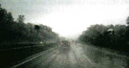 Slika uz pitanje: Zbog čega vozač za vožnje autocestom u situaciji kao na slici mora naročito paziti na razmak od vozila ispred?