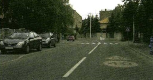 Slika uz pitanje: Na što upozoravaju prometni znakovi ucrtani na kolniku u situaciji kao na slici?