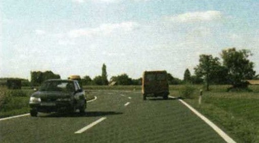 Slika uz pitanje: Što bi mogao očekivati vozač vozila ispred tijekom vožnje u situaciji kao na slici?