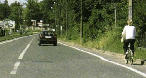 Slika uz pitanje: Vozite automobil cestom u situaciji kao na slici. Kako ćete postupiti?