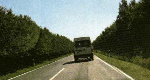 Slika uz pitanje: Čemu je vozač dužan prilagoditi brzinu vožnje?