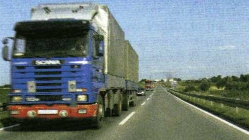 Slika uz pitanje: O čemu ovisi razmak koji vozač mora održavati vozeći između vozila u koloni?